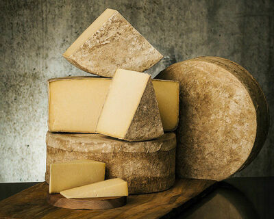 artisan cabot clothbound cheddar cheese