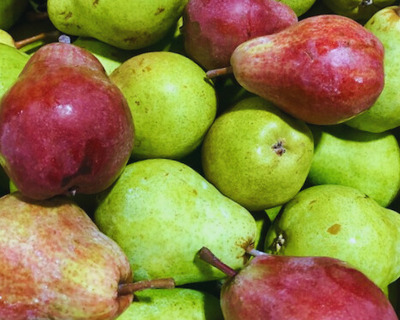 bartlett pears red and green 